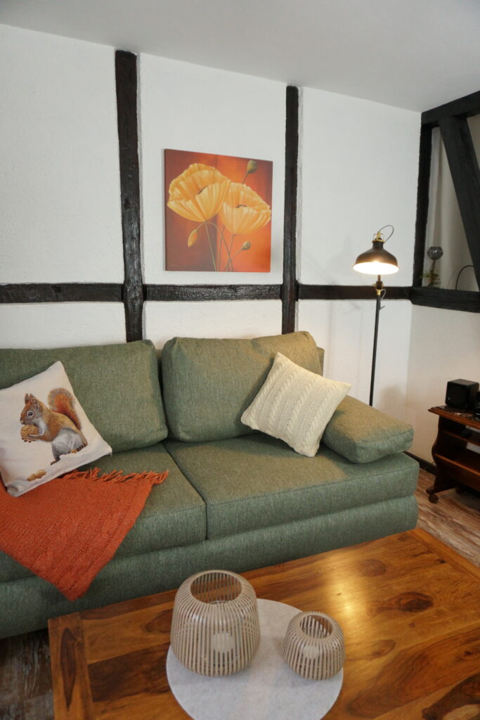 Sitzecke mit uriger Stehlampe